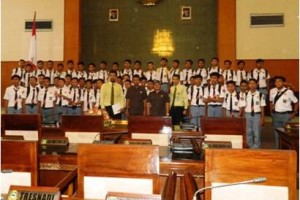 Siswa SMK Karnas berfoto bersama dengan anggota Dewan seusai kegiatan.